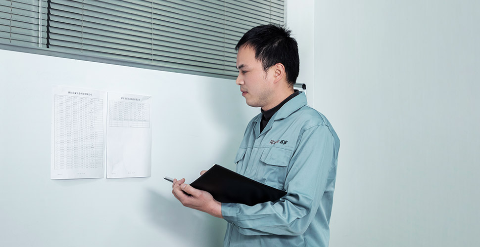 Semak kemajuan pengeluaran di dinding